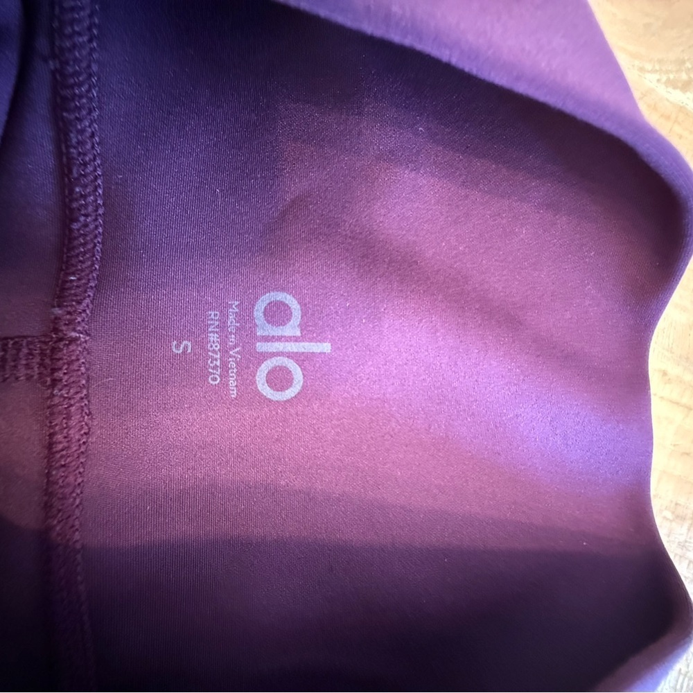 ALO Yoga sequence glow in the dark Plum Leggings - Picture 5 of 6